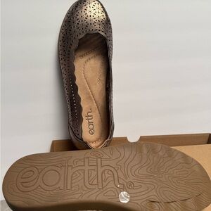 Earth Women's Metallic Brown Perforated Flats